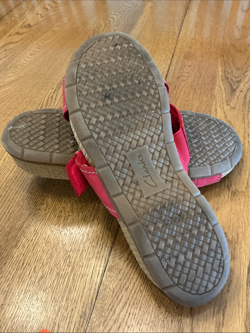 Woman’s Clarks Red Cross strap sandal. Size 10. Gold buckle is adjustable. Cute - Picture 7 of 9